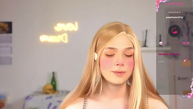 Snapshot of _yourFoxy_ chatting on 10-25-25, 01:40  yourFoxy  online show from 10-25-25, 01:40