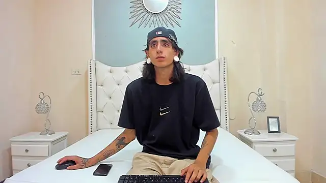 Matthew Dixonn online show from 12-25-24, 04:22