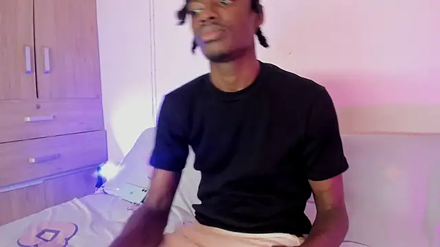 LoveBirds  1 online show from 11-13-25, 10:41