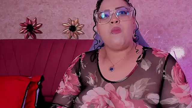 Snapshot of juli_2tyes chatting on 10-24-25, 04:20 juli 2tyes online show from 10-24-25, 04:20