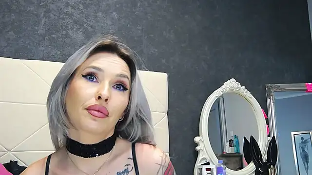 Snapshot of IssaSmith chatting on 02-19-25, 12:44 IssaSmith online show from 02-19-25, 12:44