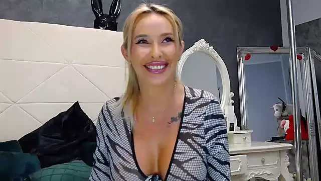 Snapshot of IssaSmith chatting on 09-17-25, 08:05 IssaSmith online show from 09-17-25, 08:05