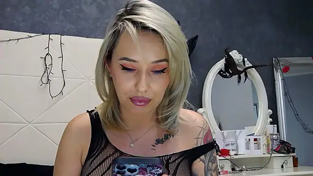 Snapshot of IssaSmith chatting on 11-28-25, 09:12 IssaSmith online show from 11-28-25, 09:12