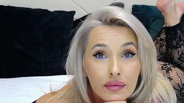 Snapshot of IssaSmith chatting on 01-05-26, 05:49 IssaSmith online show from 01-05-26, 05:49