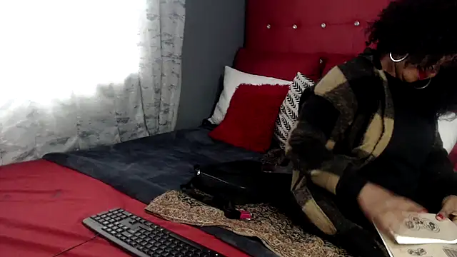 Snapshot of Foxybrownxx1 chatting on 02-17-25, 10:51 Foxybrownxx1 online show from 02-17-25, 10:51