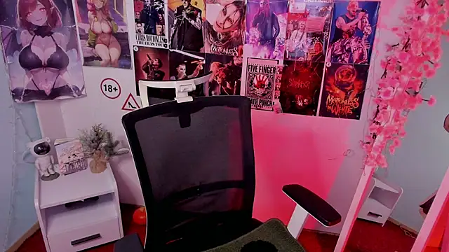 Snapshot of Rudy_02 chatting on 12-14-25, 08:02 Rudy 02 online show from 12-14-25, 08:02