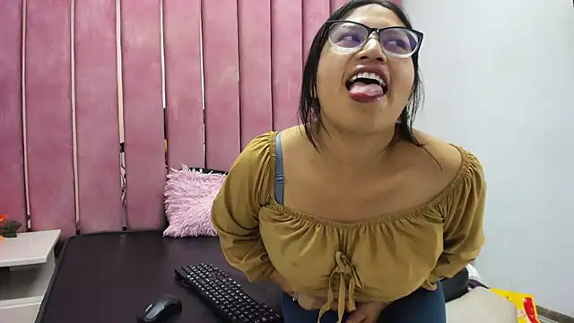 Miaa Smiith  online show from 11-28-25, 03:53