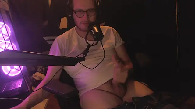 Snapshot of chicostick413 chatting on 11-29-25, 04:04 chicostick413 online show from 11-29-25, 04:04