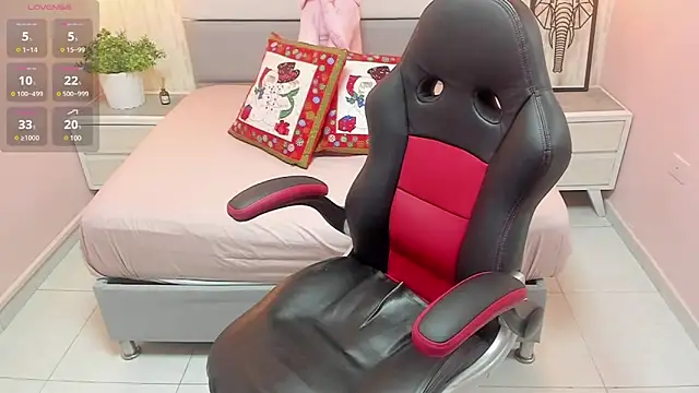 Snapshot of MAILYLOVE1 chatting on 12-20-24, 12:27 MAILYLOVE1 online show from 12-20-24, 12:27