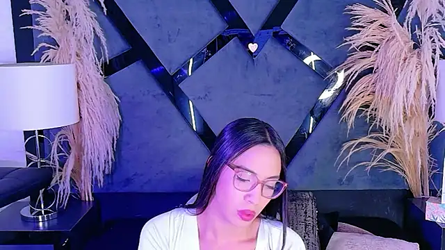 Snapshot of KylieWhite chatting on 10-30-25, 08:53 KylieWhite online show from 10-30-25, 08:53