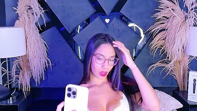 Snapshot of KylieWhite chatting on 11-03-25, 01:12 KylieWhite online show from 11-03-25, 01:12