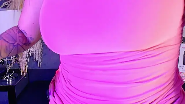 Snapshot of KylieWhite chatting on 11-06-25, 08:15 KylieWhite online show from 11-06-25, 08:15