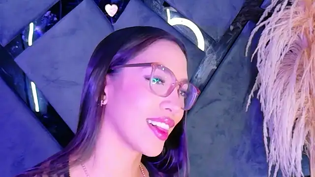 Snapshot of KylieWhite chatting on 11-18-25, 02:43 KylieWhite online show from 11-18-25, 02:43