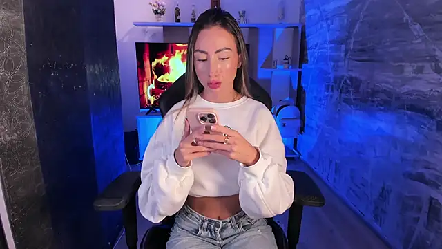 juliasprousse  online show from 10-06-25, 01:41