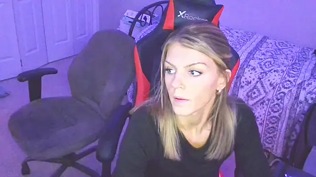 Snapshot of XMeF10 chatting on 02-03-25, 06:45 XMeF10 online show from 02-03-25, 06:45