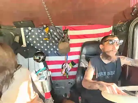 Snapshot of XMeF10 chatting on 10-20-25, 01:33 XMeF10 online show from 10-20-25, 01:33