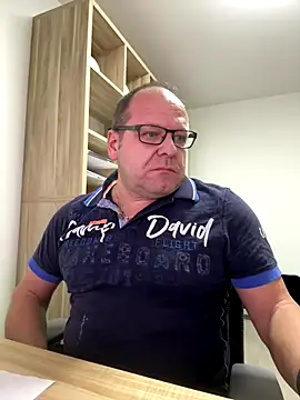 coupleLatinaLovers online show from 11-24-25, 08:25