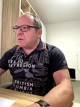 Snapshot of coupleLatinaLovers chatting on 12-17-25, 06:08 coupleLatinaLovers online show from 12-17-25, 06:08