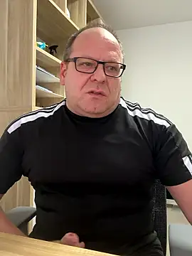 Snapshot of coupleLatinaLovers chatting on 01-14-26, 08:31 coupleLatinaLovers online show from 01-14-26, 08:31