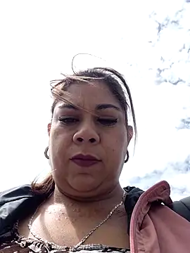 Laura-Hernandez online show from 11-17-25, 03:18