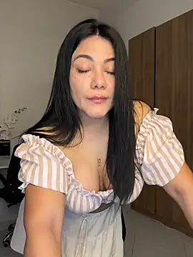 Snapshot of Abril10_ chatting on 03-10-25, 02:37 Abril10 online show from 03-10-25, 02:37