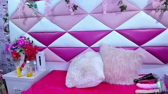 Snapshot of SalmaSantos chatting on 09-19-25, 03:08 SalmaSantos online show from 09-19-25, 03:08