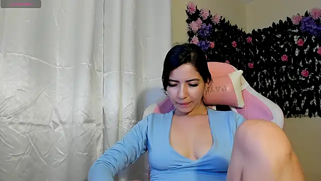 Snapshot of sweetieandjuicyy chatting on 12-21-25, 05:03 sweetieandjuicyy online show from 12-21-25, 05:03