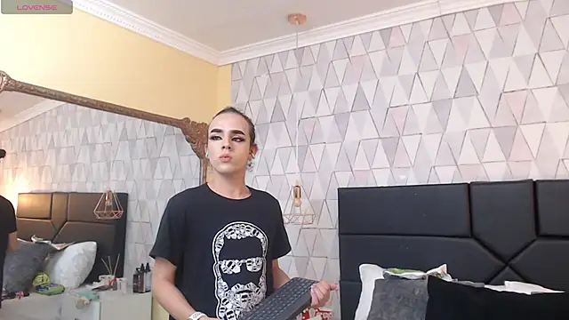 Snapshot of JustinePerry chatting on 02-19-25, 04:12 JustinePerry online show from 02-19-25, 04:12