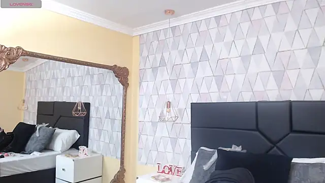 Snapshot of JustinePerry chatting on 03-23-25, 03:54 JustinePerry online show from 03-23-25, 03:54