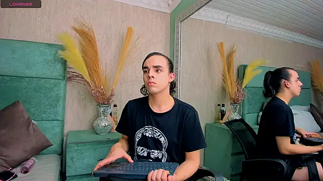 Snapshot of JustinePerry chatting on 10-12-25, 08:41 JustinePerry online show from 10-12-25, 08:41