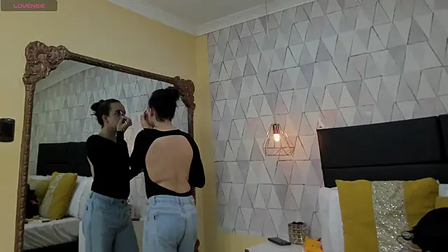 Snapshot of JustinePerry chatting on 10-18-25, 03:42 JustinePerry online show from 10-18-25, 03:42