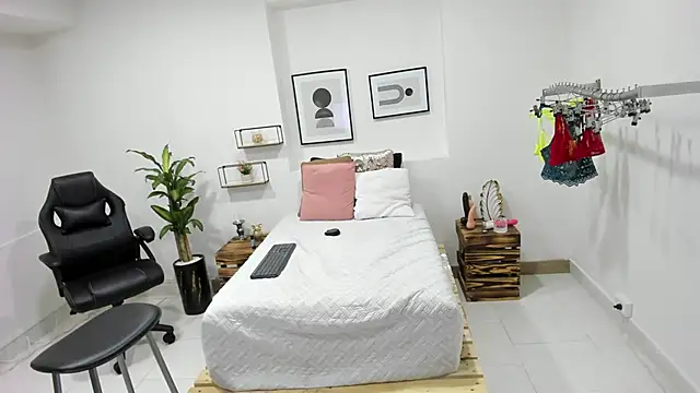 Snapshot of afrodita_martinez chatting on 01-15-25, 10:24 afrodita martinez online show from 01-15-25, 10:24