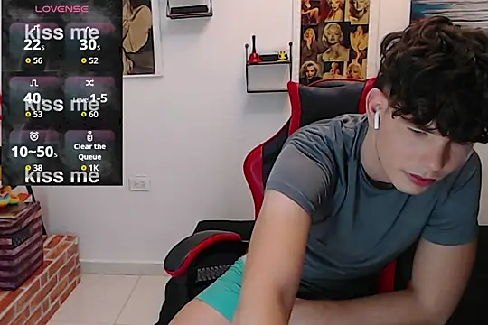 Snapshot of Angelo-cianuro- chatting on 10-06-25, 10:29 Angelo-cianuro- online show from 10-06-25, 10:29