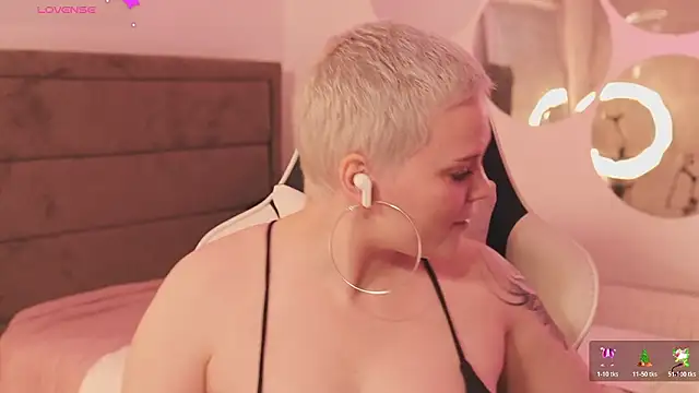 Snapshot of LikaBerry1 chatting on 02-10-26, 04:22 LikaBerry1 online show from 02-10-26, 04:22