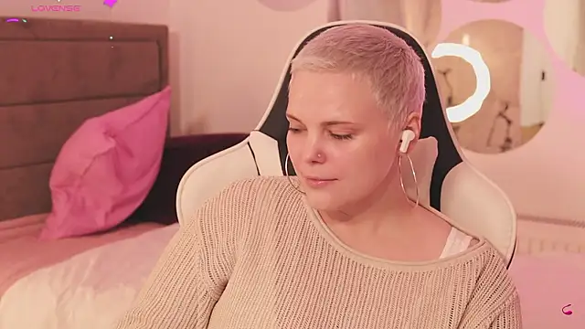 Snapshot of LikaBerry1 chatting on 02-11-26, 02:44 LikaBerry1 online show from 02-11-26, 02:44