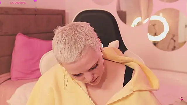 Snapshot of LikaBerry1 chatting on 02-12-26, 03:29 LikaBerry1 online show from 02-12-26, 03:29