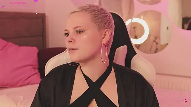 Snapshot of LikaBerry1 chatting on 02-19-26, 11:17 LikaBerry1 online show from 02-19-26, 11:17