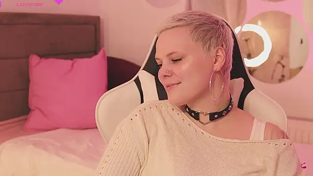 Snapshot of LikaBerry1 chatting on 02-21-26, 01:45 LikaBerry1 online show from 02-21-26, 01:45