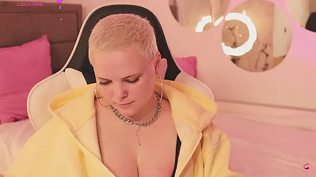 Snapshot of LikaBerry1 chatting on 02-25-26, 12:37 LikaBerry1 online show from 02-25-26, 12:37