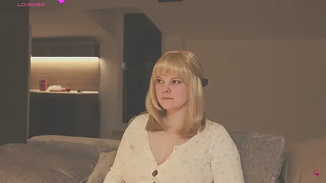 Snapshot of LikaBerry1 chatting on 05-20-26, 02:07 LikaBerry1 online show from 05-20-26, 02:07