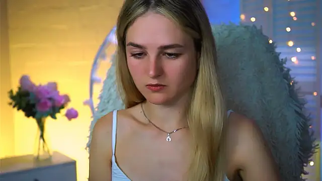 Snapshot of DeboraLarson chatting on 09-18-25, 03:52 DeboraLarson online show from 09-18-25, 03:52