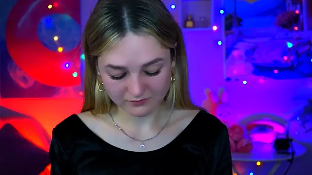 Snapshot of DeboraLarson chatting on 10-17-25, 04:15 DeboraLarson online show from 10-17-25, 04:15