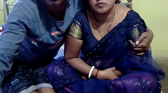 Snapshot of Couple_For_You18 chatting on 01-08-25, 04:44 Couple For You18 online show from 01-08-25, 04:44