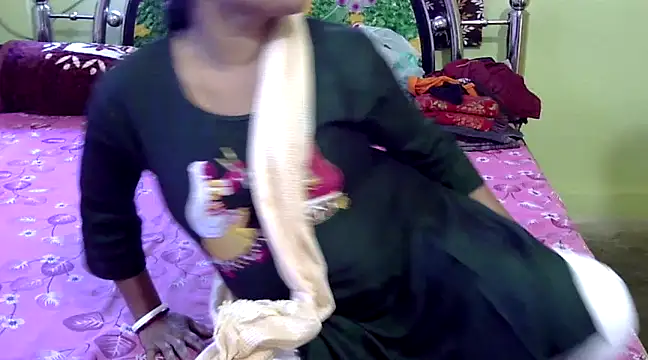 Snapshot of Couple_For_You18 chatting on 02-09-25, 06:33 Couple For You18 online show from 02-09-25, 06:33