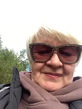 Laura Millf online show from 10-03-25, 11:07