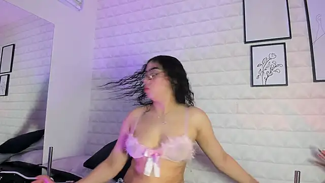 Snapshot of Lizzie-Evans chatting on 04-23-26, 12:04 Lizzie-Evans online show from 04-23-26, 12:04
