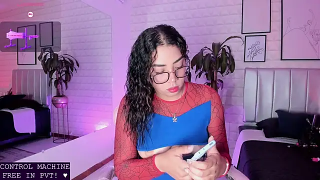 Snapshot of Lizzie-Evans chatting on 05-28-26, 12:02 Lizzie-Evans online show from 05-28-26, 12:02