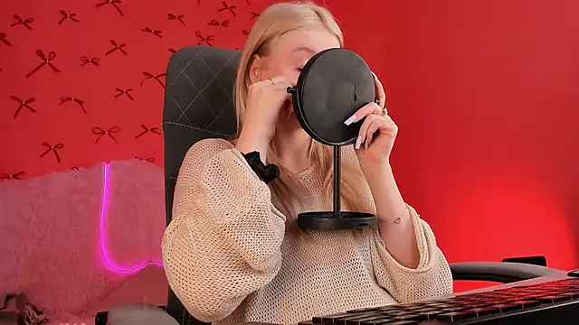 Snapshot of GraceGlamour chatting on 03-19-25, 08:23 GraceGlamour online show from 03-19-25, 08:23