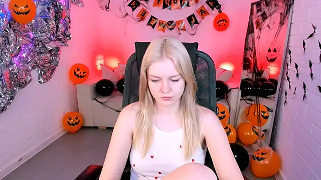 Snapshot of GraceGlamour chatting on 10-23-25, 05:07 GraceGlamour online show from 10-23-25, 05:07