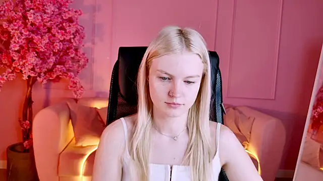 Snapshot of GraceGlamour chatting on 11-03-25, 05:09 GraceGlamour online show from 11-03-25, 05:09